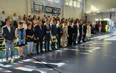 Uczestnicy uroczystości podczas hymnu państwowego