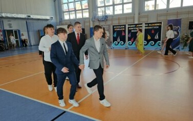 Uczniowie i nauczyciele tańczą belgijkę