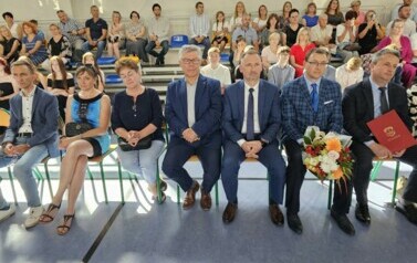 Zaproszeni goście podczas uroczystej akademii z okazji pożegnania absolwent&oacute;w