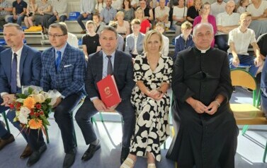 Zaproszeni goście podczas uroczystej akademii z okazji pożegnania absolwent&oacute;w