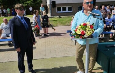 Przewodniczący Rady Rodzic&oacute;w przy mikrofonie