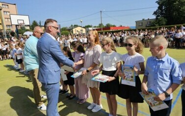Goście gratulują wyr&oacute;żnionym uczniom
