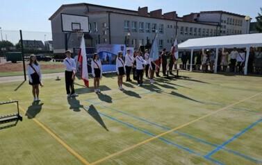 Poczet sztandarowy i poczet flagowy Publicznej Szkoły Podstawowej nr 2 im. I. J. Paderewskiego w Staszowie, uczestnicy uroczystości