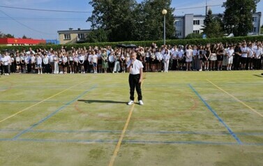 Szymon Orkisz śpiewa piosenkę &bdquo;Ostatni dzień lata&rdquo;