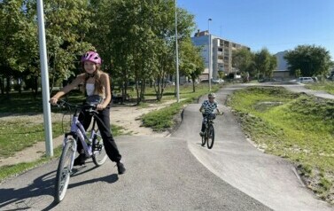 Uczennica po udanym pokonaniu toru na pumptracku