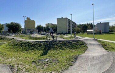 Pokaz jazdy na pumptracku w wykonaniu instruktora