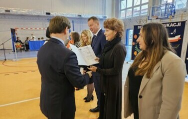 Dyrektor wręcza nagrody nauczycielom
