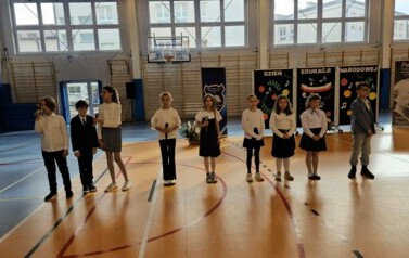 Grupa uczni&oacute;w śpiewa