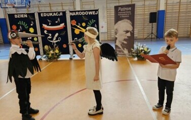 Uczniowie przedstawiają scenkę dramową