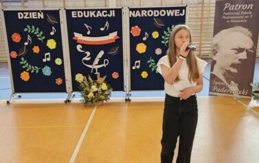 Uczennica śpiewa