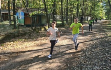 Rywalizacja na trasie biegu w kategorii chłopc&oacute;w klasy 4 &ndash; 6