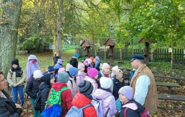 Przywitanie dzieci przez właściciela w stroju chłopa świętokrzyskiego