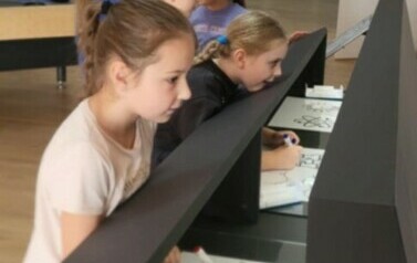 Emilka i Tosia wykonują jedno z zadań w strefie SOWA