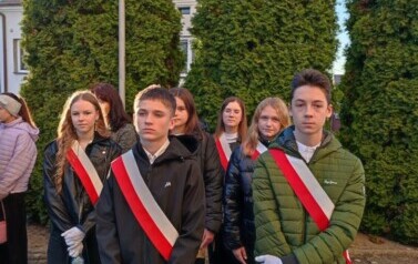 Członkowie szkolnego pocztu sztandarowego