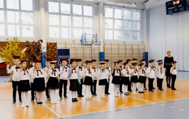 Uczniowie klasy 1 b wraz z wychowawcą Beatą Gromniak