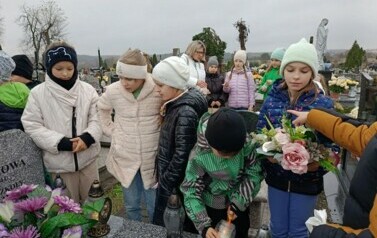 Uczniowi składają kwiaty na grobie Dyrektora Stanisława Wdowiaka