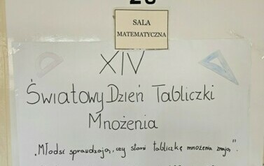 Plakat na drzwiach sali
