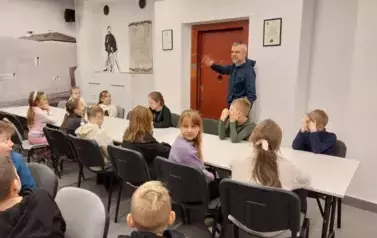 Uczniowie słuchają o prawdziwych drzwiach więziennych zachowanych do dziś