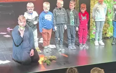 Występ uczni&oacute;w klasy 1 i 3 na scenie teatru Kubuś