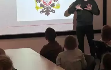 Uczniowie klasy 1 b słuchają o powstaniu herbu Kr&oacute;lestwa Polskiego