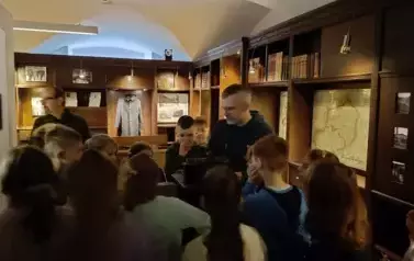 Uczniowie klasy 3 B oglądają autentyczne przedmioty z czas&oacute;w wojny