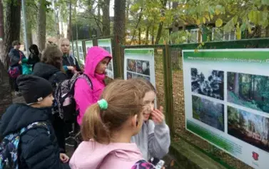 Uczniowie klasy 5 a i 4 c na ścieżce edukacyjnej Małe Mazury