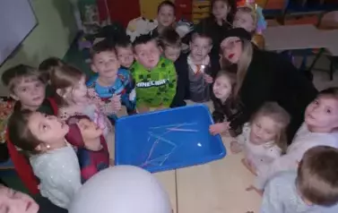 W wodnym wirze - wr&oacute;żba ze słomkami 