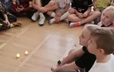 Uczniowie klasy 2 b podczas wr&oacute;żb andrzejkowych