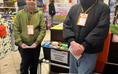 Uczniowie zadowoleni, że ich kosze zapełniają się żywnością