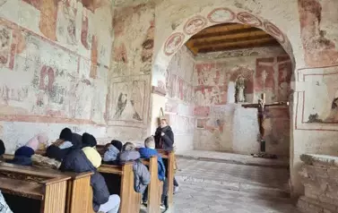 Uczniowie klasy 4a i 5a zwiedzający wnętrze kościoła pw. Wszystkich Świętych w Szydłowie