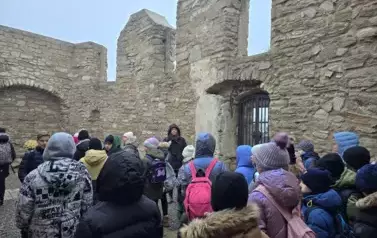 Uczniowie klasy 4a i 5a w ruinach szpitala i kościoła pw. Św. Ducha w Szydłowie