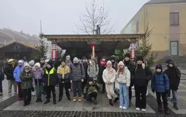 Uczniowie klasy 4a i 5a przed szopką bożonarodzeniową w Szydłowie
