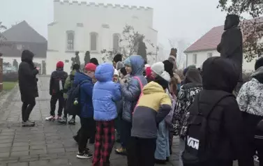 Uczniowie klasy 4a i 5a przed synagogą w Szydłowie