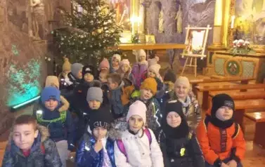 Wsp&oacute;lne zdjęcie uczni&oacute;w klasy 1 b w kaplicy Kopalni Soli Bochnia