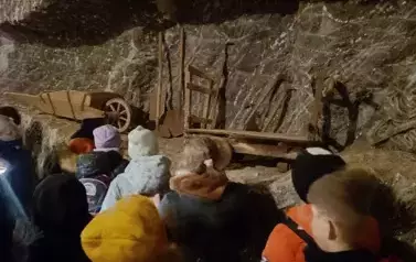 Uczniowie klasy 3 b oglądają przedmioty służące w dawnych czasach do pracy w kopalni