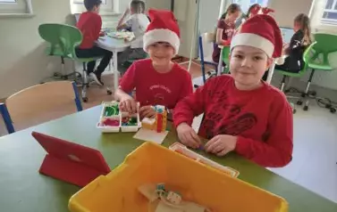 Uczniowie podczas pracy z zestawem Lego