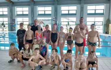 Zdjęcie grupowe uczestnik&oacute;w zajęć i instruktor&oacute;w