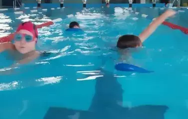 Dzieci podczas pływania