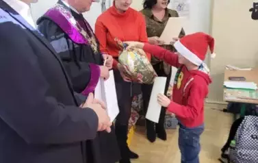 Janek odbiera dyplom i nagrodę