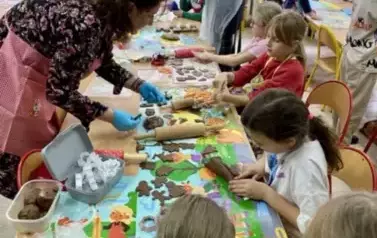 Uczniowie klasy 2 b podczas przygotowywania pierniczk&oacute;w