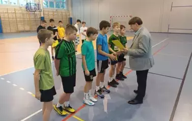 Uczniowie klasy 6 a podczas ceremonii dekoracji