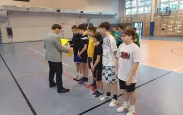 Uczniowie klasy 6 b podczas ceremonii dekoracji