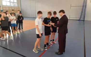 Uczniowie klasy 7 d podczas ceremonii dekoracji