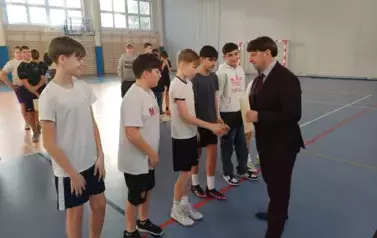 Uczniowie klasy 7 b podczas ceremonii dekoracji