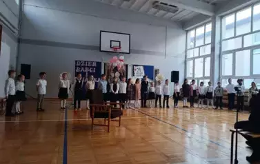 Występ artystyczny w wykonaniu uczni&oacute;w klasy 1 a
