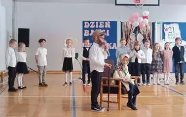 Skecz Śrubki do zupki w wykonaniu uczni&oacute;w z klasy 1 a