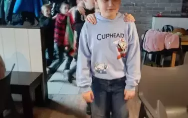 Wsp&oacute;lna zabawa chłopc&oacute;w w pizzerii