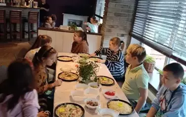 Oczekiwanie uczni&oacute;w na włożenie pizzy do pieca