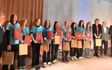 Nagrodzona drużyna dziewcząt ze staszowskiej dw&oacute;jki z nauczycielem