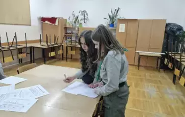 Rozwiązywanie zadań w grze terenowej na terenie szkoły